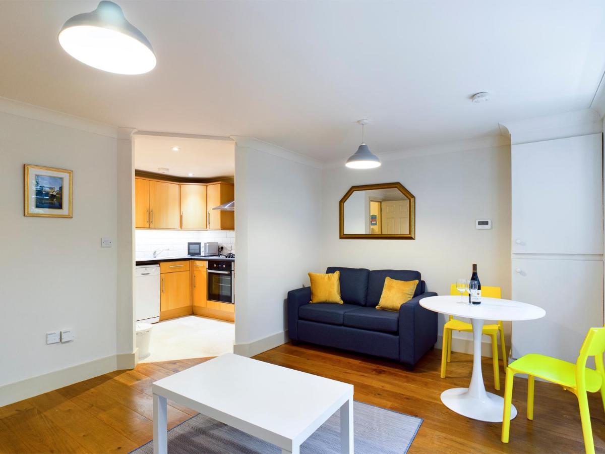 Redhill Town Centre Apartment By Livingo Εξωτερικό φωτογραφία